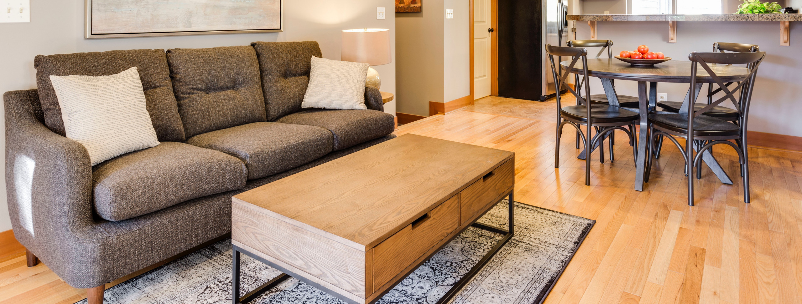 piso-laminado-madeira-amadeirado-sala-estar-sofa-decoracao-ambiente-estilo-aconchegante