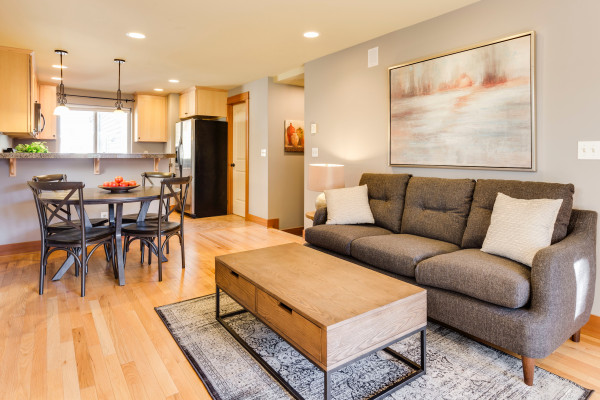 piso-laminado-madeira-amadeirado-sala-estar-sofa-decoracao-ambiente-estilo-aconchegante