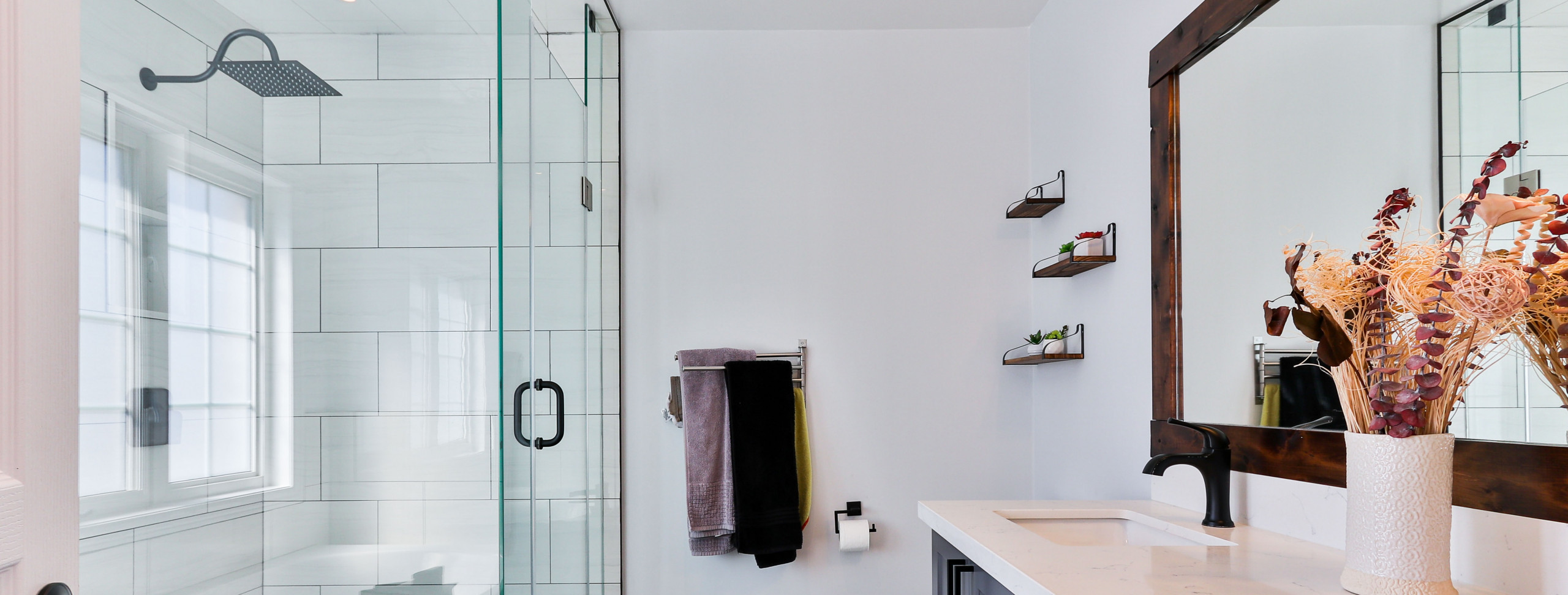 chuveiro-banheiro-moderno-preto-cor-boxe-agua-energia-corte