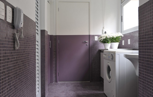 lavanderia-decorada-piso-roxo