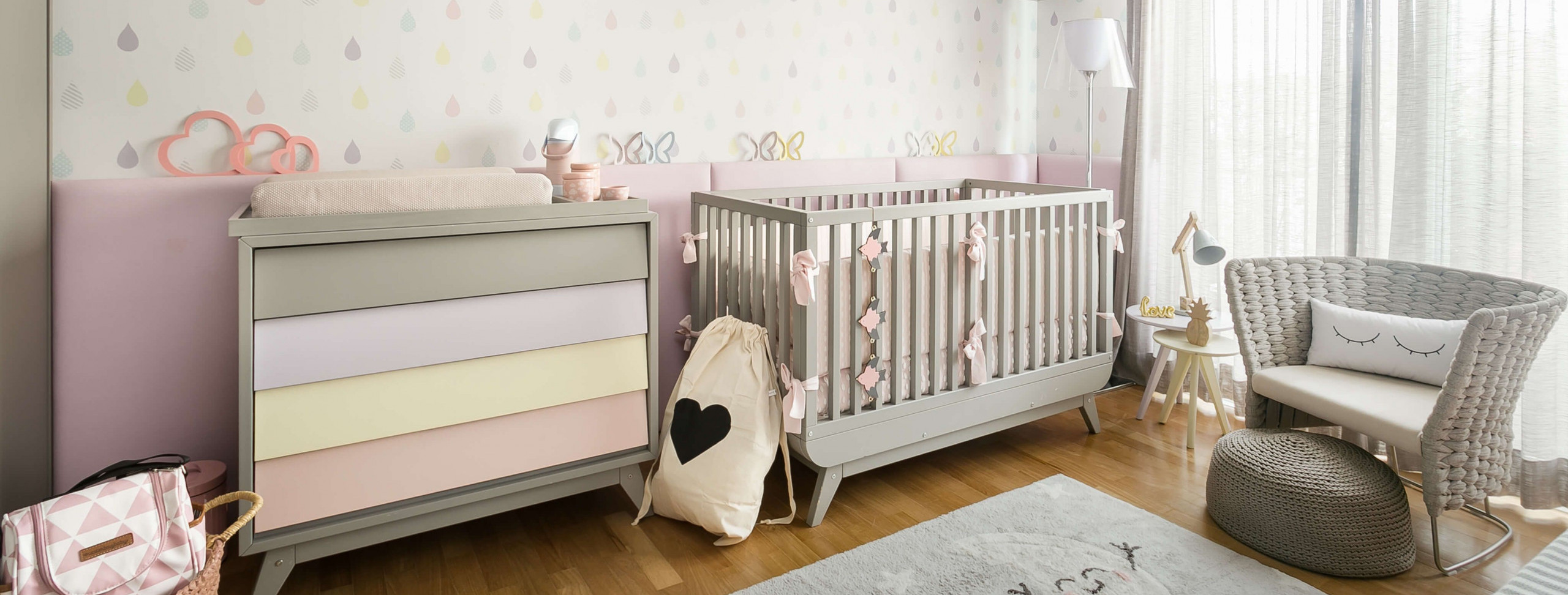 quarto-infantil-parede-revestimento-crianca-berco-decoracao-decor-cor-tapete-almofadas-cortina-brinquedos-ludico