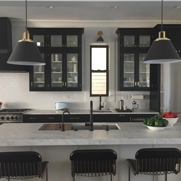 cozinha-americana-moderna-bancada-granito-moveis-pretos