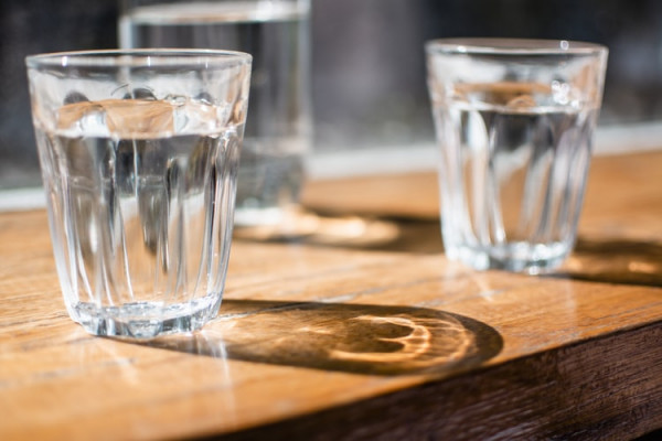 copo-agua-mesa-vidro-potavel-qualidade-purificador-filtro