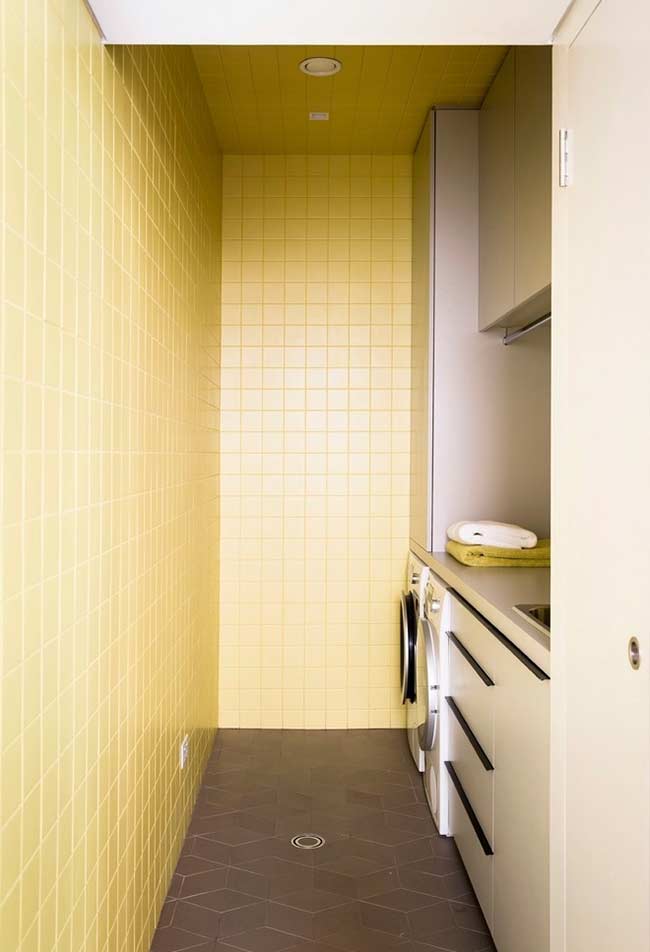 lavanderia-com-azulejo-pintado-de-amarelo