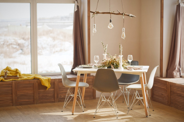 sala-jantar-janela-cortina-aberta-luz-natural-sol-solar-aquecer-inverno-raios-ambiente-vitamina-d-decoracao-cadeiras-mesa