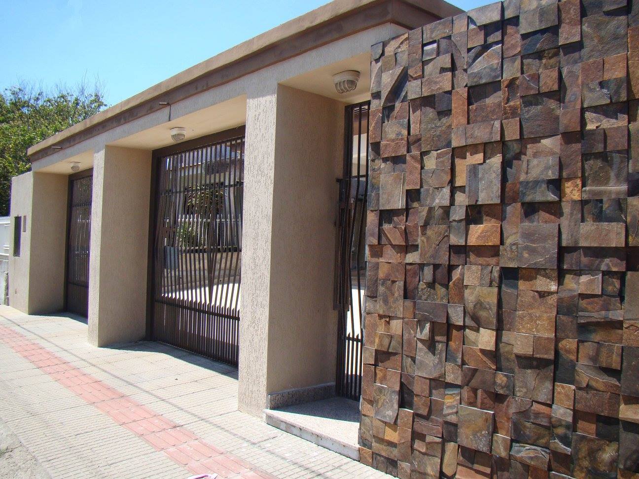 muro pedra ferro  Fachadas de casas, Casas, Casas de pedra