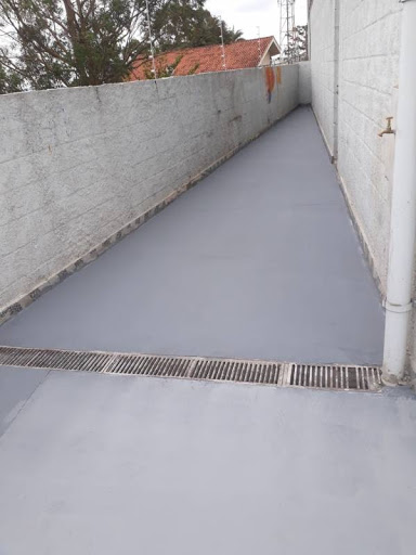 quintal-com-piso-pintado-de-cinza
