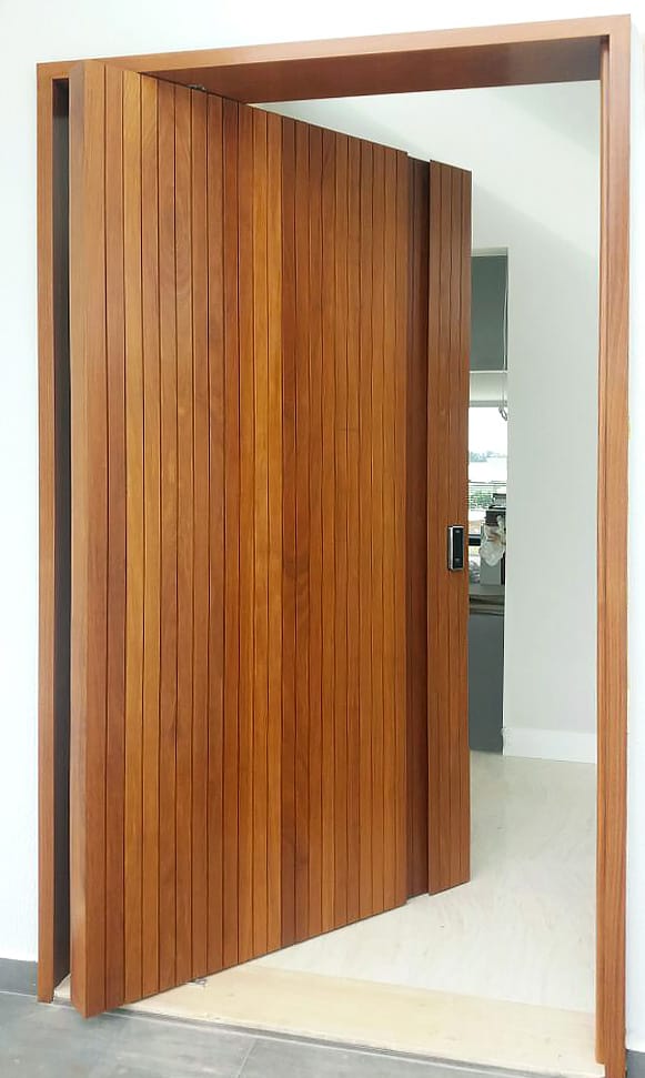 modelo-porta-pivotante-madeira
