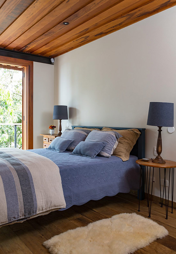 casa-campo-rural-rustica-madeira-cor-cama-azul-tapete-decoracao-conforto-cortina-luz-industrial