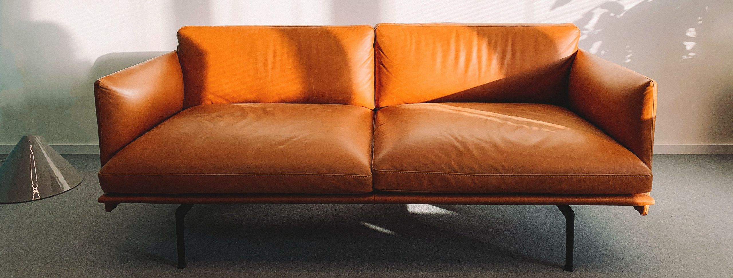 sofa-apartamento-couro-espaco-moderno-marrom-cor-tecido