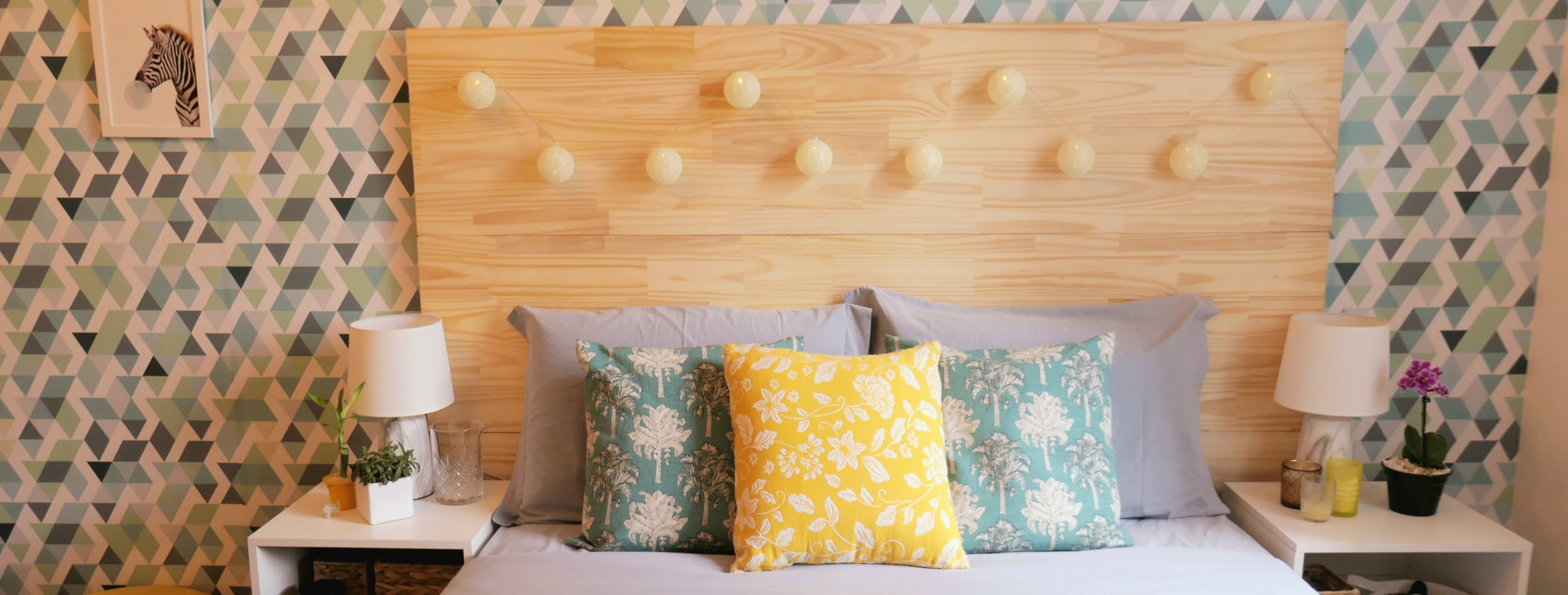 casa-decoracao-itens-cores-decorativos-decorar-personalizar-decor-quarto-cama-amarelo-cobertas-lampada-abajur-luminaria-papel-parede