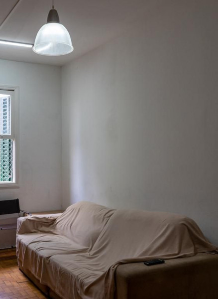 sala-estar-antes-depois-madeira-pintura-moveis-decoracao-decor-reforma-piso-paredes-sofa