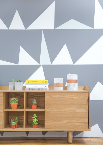 pintura-desenho-geométrico-tinta-parede-casa-sala-estar-quarto-cinza-triângulos-mesa-plantas