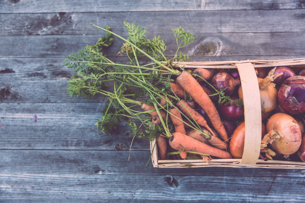 mesa-madeira-caixa-legumes-cesto-organico-comida-alimento-cenouras-cebola-corte
