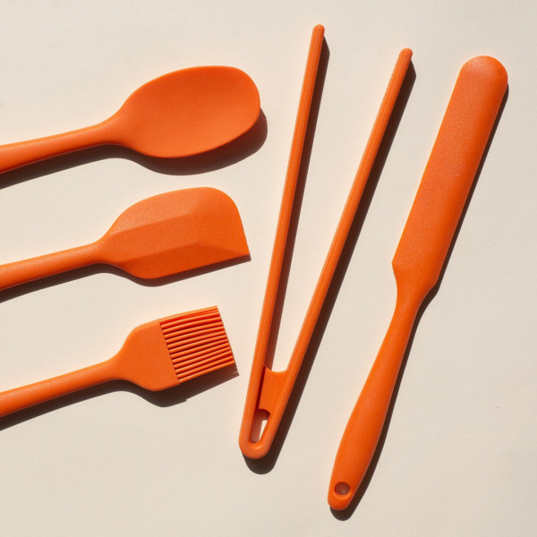 utensilios-laranja-colher-pegador-espatula-pincel-oikos-cozinha