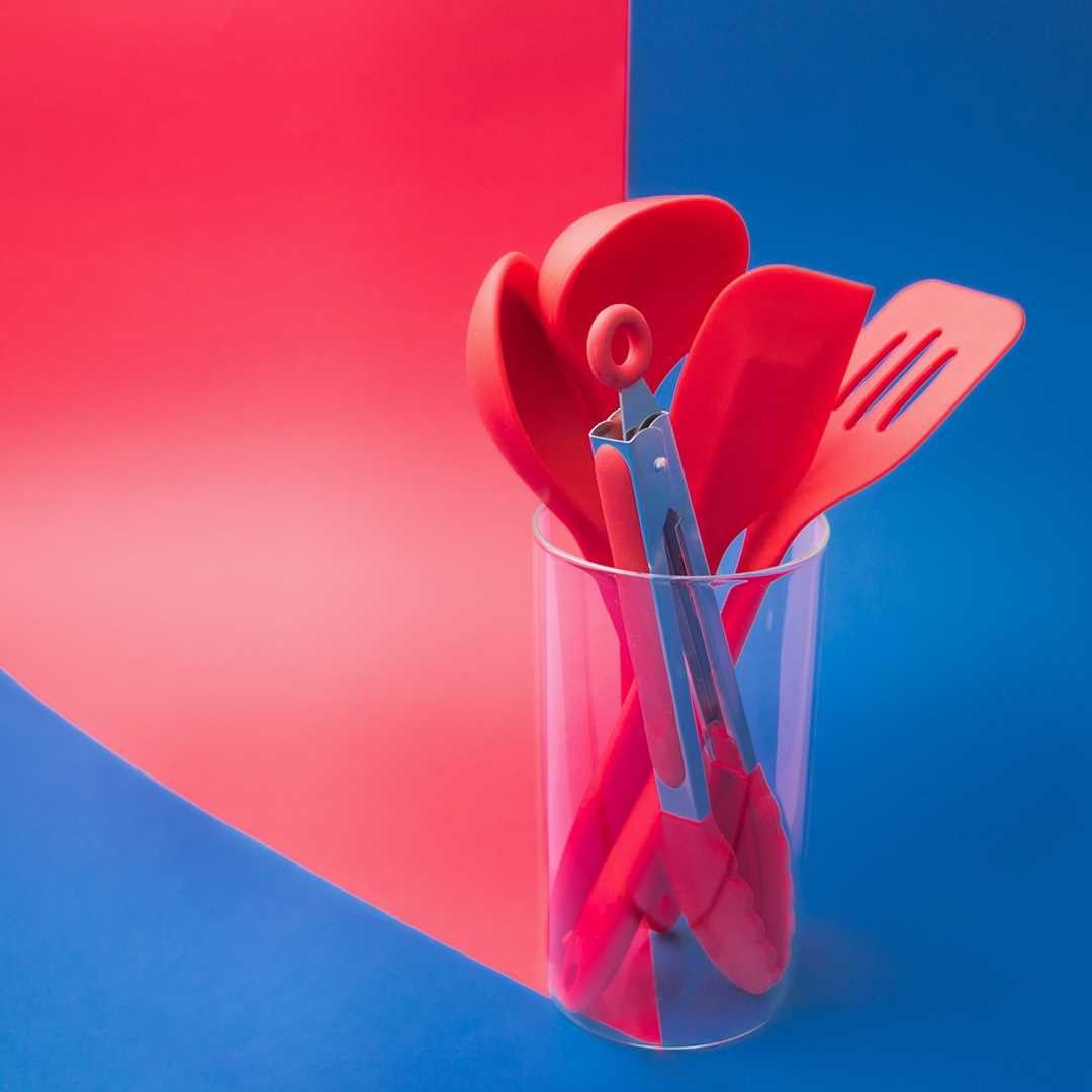 utensilios-azul-rosa-colher-pegador-espatula-pincel-oikos-cozinha