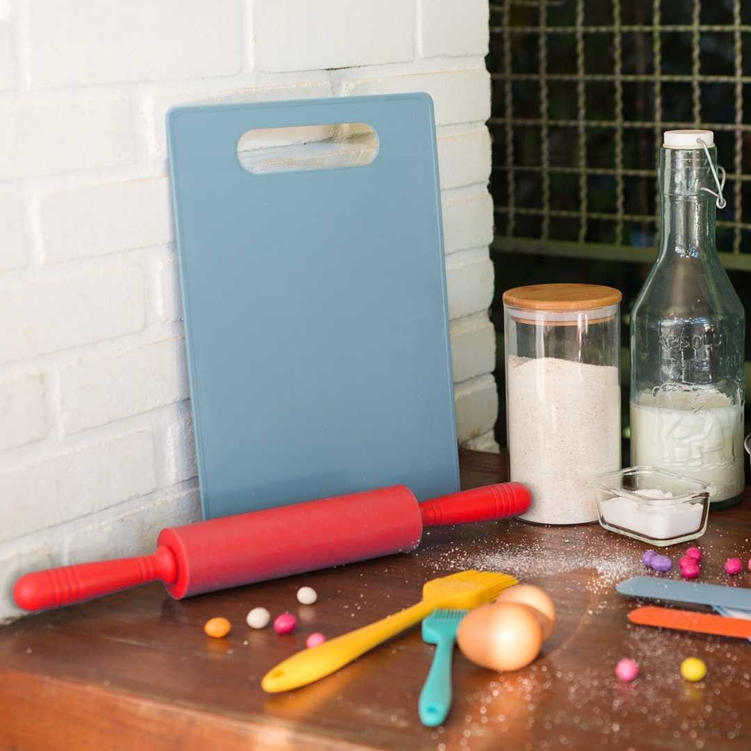 mesa-utensilios-cozinha-rolo-colher-silicone-colorido-vermelho-amarelo-verde-azul