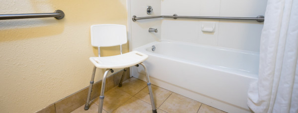 cadeira-banho-banheiro-acessivel-acessibilidade-barras-metal-cadeirante-deficiente