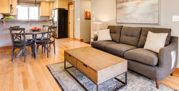 piso-laminado-madeira-amadeirado-sala-estar-sofa-decoracao-ambiente-estilo-aconchegante-corte