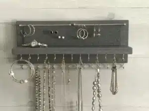 Confira 11 dicas para organizar os armários do seu quarto 9 organizar acessorios bijuteria quarto pendurar colar brinco pulseira 600x450 1.jpg 1