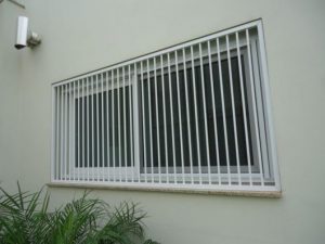 janela-grades-verticais-vertical-branca-metal-externa