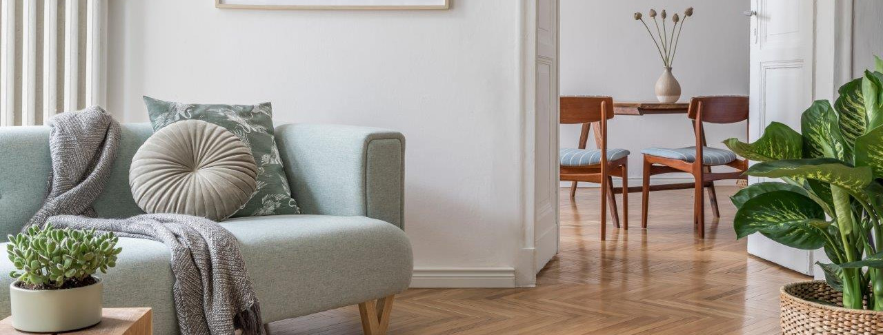 piso-laminado-sofa-sala-estar-mesa-cadeiras-madeira-ambiente-neutro-tons-claros-parede-branca