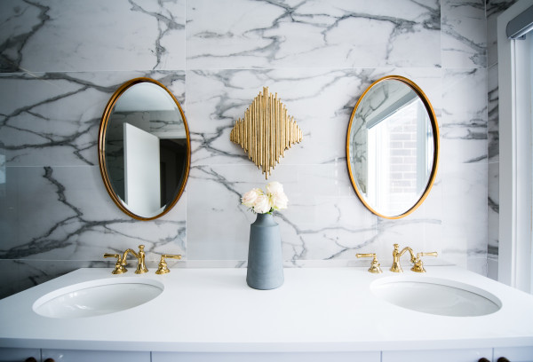 banheiro-com-porcelanato-com-decoracao-dourada-espelho