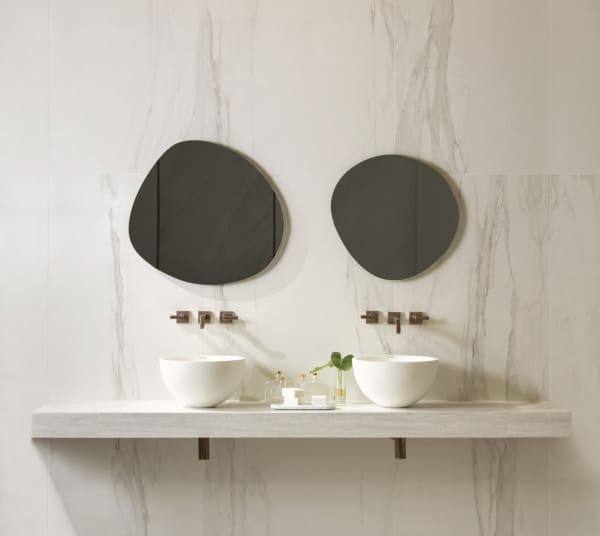 2360144-PORC-CHARLESTON-120X120-NAT-RET-ambientada-scaled-e1663683822830-600x536