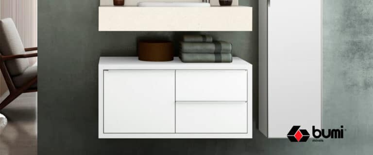 Imagem de armário suspenso branco em banheiro e logotipo Bumi do lado direito
