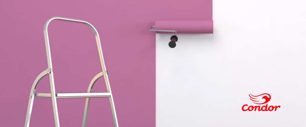 Imagem de parede lilás sendo pintada com rolo, com escada de aço na frente.