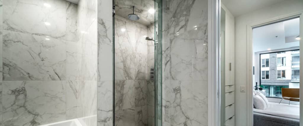 Parede com marmorato aplicado