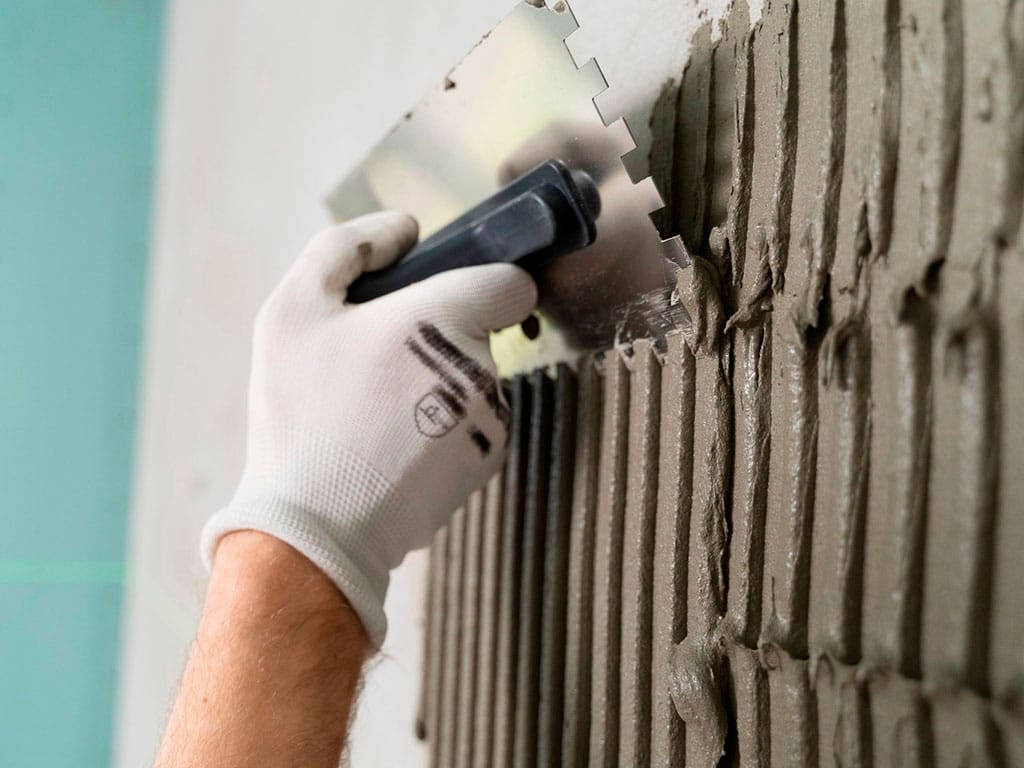 Aplicação de argamassa na parede