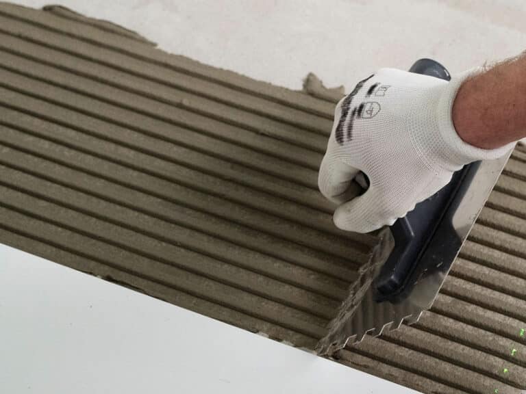 Aplicação de argamassa com desempenadeira.