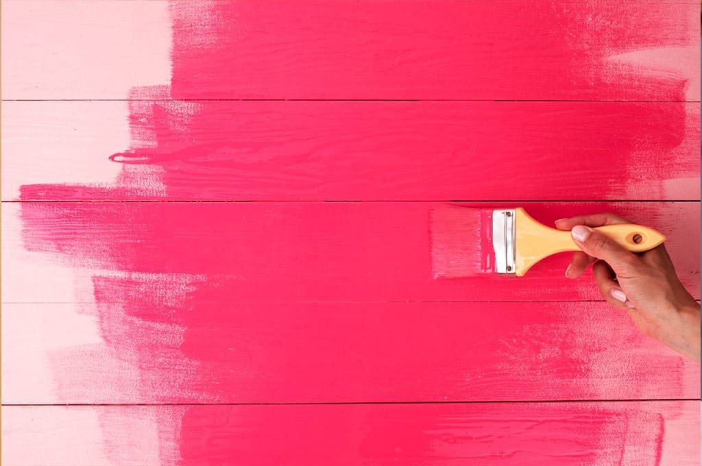 Mão com pincel pintando madeira Mão com pincel pintando madeira