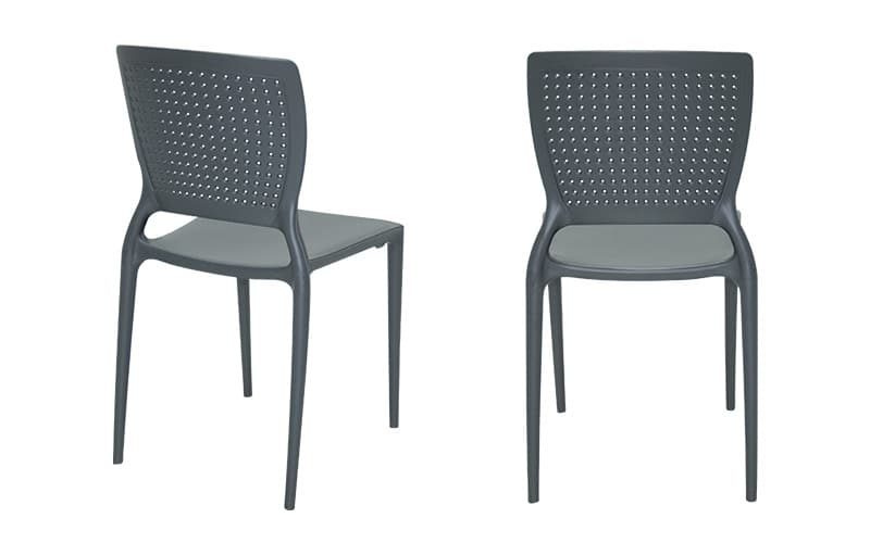 Imagem de duas cadeiras pretas em fundo branco