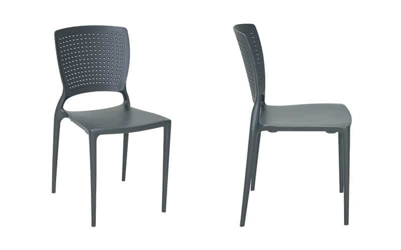 Imagem de duas cadeiras pretas em fundo branco
