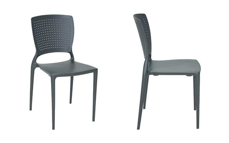 Imagem de duas cadeiras pretas em fundo branco